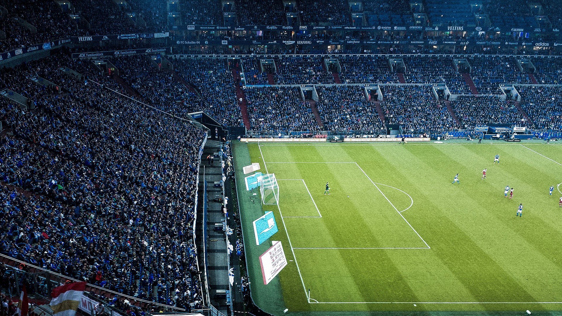 九游官方入口-欧冠足球衍生品热销，粉丝追逐心中的英雄，足球队欧冠